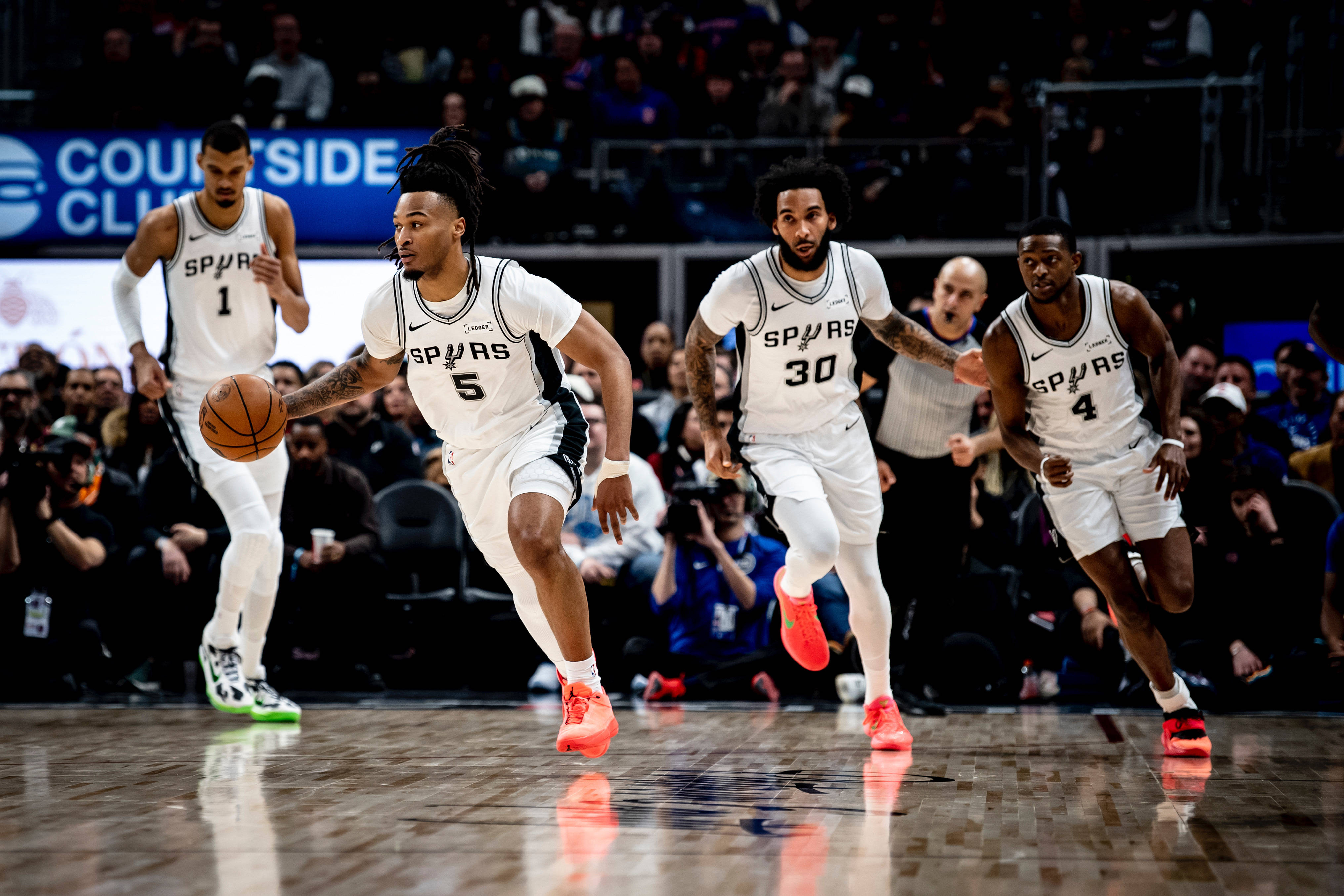 关于洛杉矶快船围绕NBA常规赛豪取连胜新疆广汇窗口期遗憾出局，Rookie连续五场比赛得分超过大胜直接炸裂的信息